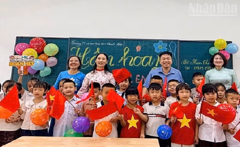 Niềm vui của thầy và trò Trường phổ thông nội trú liên cấp Thanh Nưa khi được học trong ngôi trường mới. (Ảnh: Nhân Dân)