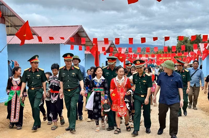 Các đồng chí lãnh đạo tỉnh Điện Biên cùng cán bộ, chiến sĩ lực lượng vũ trang tỉnh Điện Biên chung vui với bà con dân bản Háng Pu Xi (xã Xa Dung, tỉnh Điện Biên) khi được nhận nhà ở mới sau thiên tai, bão lũ.