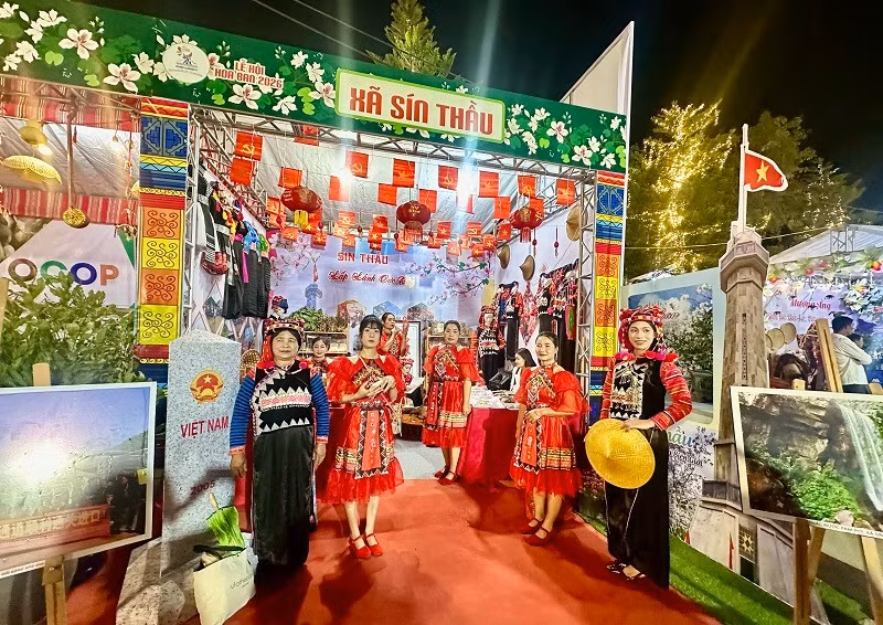 Không gian trưng bày văn hóa của xã biên giới Sín Thầu - nơi có cột mốc số 0 và cột cờ A Pa Chải, thu hút đông đảo nhân dân, du khách tham quan, trải nghiệm.