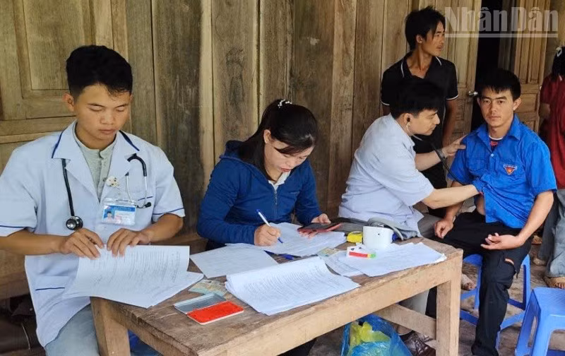 Bác sĩ Trung tâm Y tế Nậm Pồ (thuộc Sở Y tế tỉnh Điện Biên) khám sức khỏe miễn phí cho nhân dân trên địa bàn xã Nà Bủng. (Ảnh: LÊ LAN)