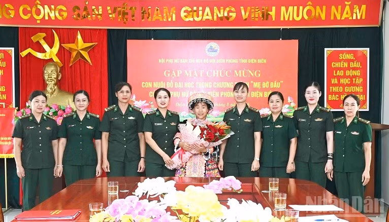 Các mẹ đỡ đầu ở Ban Chỉ huy Bộ đội Biên phòng tỉnh Điện Biên tặng hoa, chúc mừng cháu Sùng Thị Khoa. (Ảnh: LÊ LAN)
