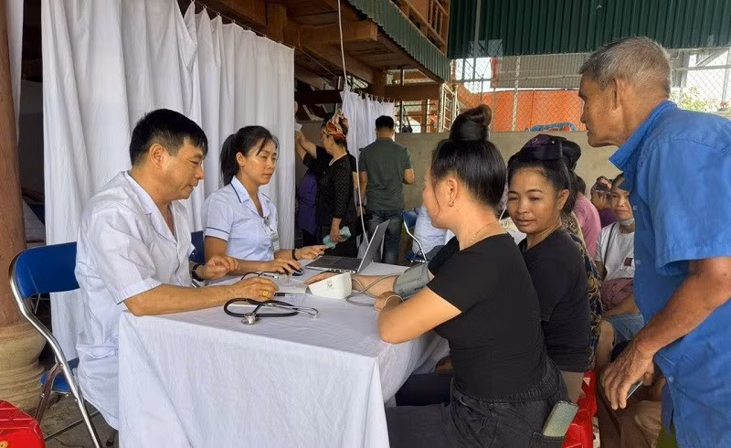 Bác sĩ Bệnh viện Y dược cổ truyền-phục hồi chức năng tỉnh Điện Biên khám sức khỏe cho nhân dân phường Mường Thanh.