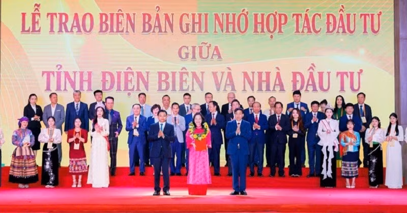 Tại hội nghị xúc tiến đầu tư tỉnh Điện Biên tổ chức (ngày 11/5), Phó Thủ tướng Chính phủ Nguyễn Văn Thắng và đồng chí Lê Văn Lương, Chủ tịch Ủy ban nhân dân tỉnh Điện Biên đã trao biên bản ghi nhớ hợp tác đầu tư cho đại diện Công ty Cổ phần Năng lượng VinEnergo.