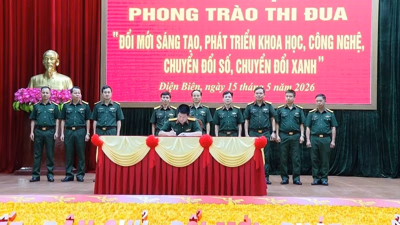 Đại diện lãnh đạo các đơn vị ký kết thi đua thực hiện phong trào "Đổi mới sáng tạo, chuyển đổi số, chuyển đổi xanh". (Ảnh: ĐỨC HẠNH)