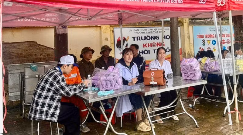 Cán bộ Trung tâm Y tế Tủa Chùa trực, bảo đảm y tế tại điểm thi trên địa bàn xã Tủa Chùa. 
