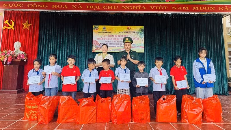 Cán bộ Đồn Biên phòng Nậm Nhừ trao 10 suất học bổng tặng 10 học sinh hoàn cảnh khó khăn nỗ lực vươn lên.