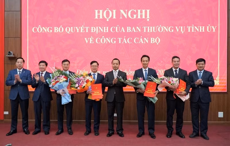 Đồng chí Trần Tiến Dũng, Bí thư Tỉnh ủy Điện Biên trao quyết định điều động, phân công nhiệm vụ cho 4 đồng chí.
