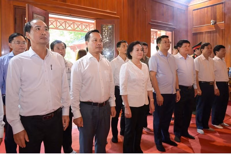 Đồng chí Phạm Thị Thanh Trà, Bí thư Trung ương Đảng, Phó Thủ tướng Chính phủ cùng các đồng chí lãnh đạo tỉnh Điện Biên, thành viên đoàn công tác dâng hương tưởng nhớ Đại tướng Võ Nguyên Giáp. (Ảnh: MAI GIÁP)