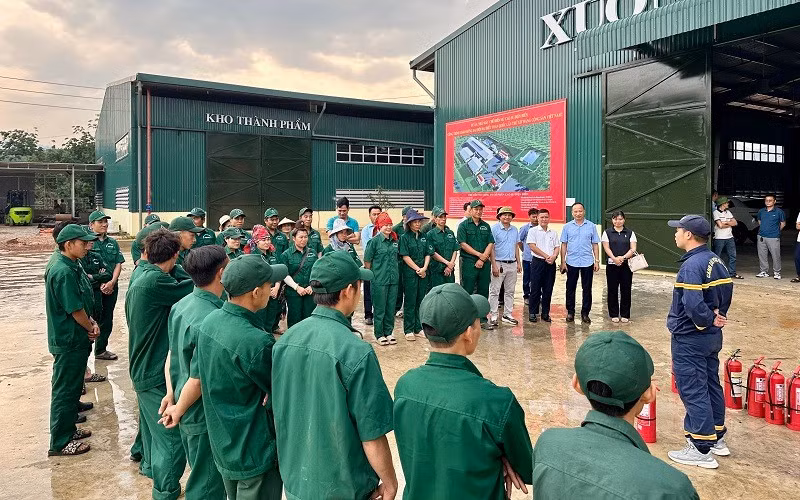 Cán bộ Phòng Cảnh sát phòng cháy, chữa cháy và cứu hộ cứu nạn Công an tỉnh Điện Biên hướng dẫn kỹ thuật sử dụng bình chữa cháy.