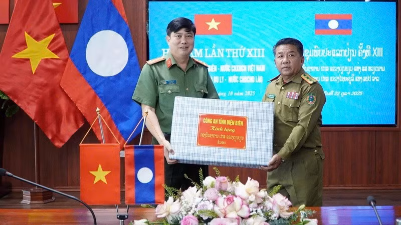 dai-ta-vu-van-dau-giam-doc-cong-an-tinh-dien-bien-tang-may-vi-tinh-cho-cong-an-tinh-xay-nha-bu-ly.jpg