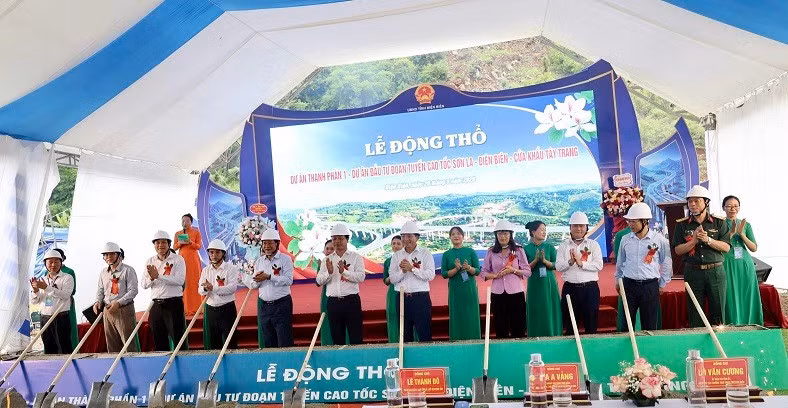 Lãnh đạo tỉnh Điện Biên cùng các đại biểu, cán bộ xã Mường Lạn thực hiện nghi thức động thổ Dự án thành phần "Bồi thường, hỗ trợ, tái định cư, giải phóng mặt bằng" thuộc Dự án đường cao tốc Sơn La-Điện Biên-Cửa khẩu Tây Trang.