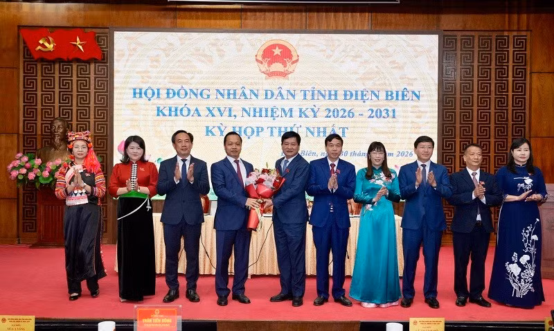 Đồng chí Trần Tiến Dũng, Ủy viên Trung ương Đảng, Bí thư Tỉnh ủy Điện Biên cùng các đồng chí lãnh đạo tỉnh tặng hoa, chúc mừng đồng chí Lê Thành Đô và các đồng chí được tín nhiệm bầu các chức danh lãnh đạo Hội đồng nhân dân tỉnh Điện Biên, khóa XVI, nhiệm kỳ 2026-2031.