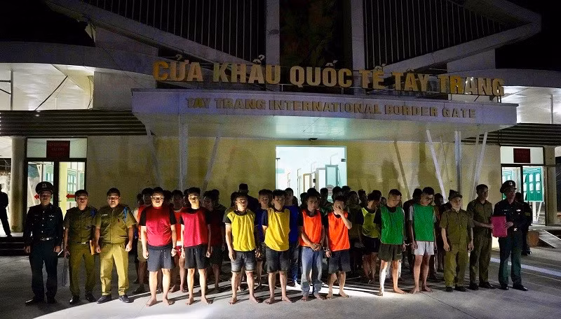 55 đối tượng phạm tội là người Việt Nam được Ban chuyên án di lý về qua Cửa khẩu Quốc tế Tây Trang, tỉnh Điện Biên.