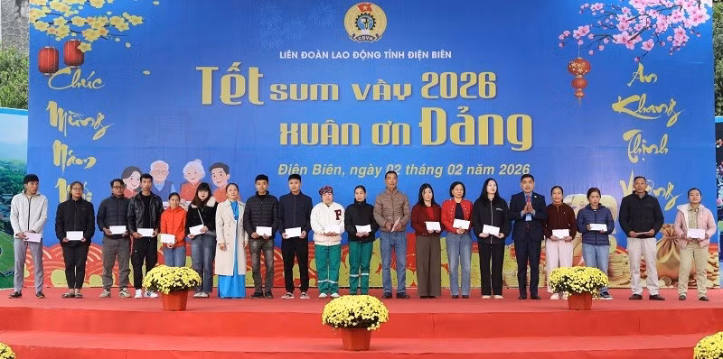 Lãnh đạo Liên đoàn Lao động tỉnh Điện Biên trao quà tặng đoàn viên, công nhân, người lao động.