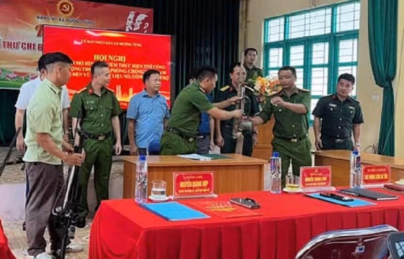 Công an xã Na Sang triển khai mô hình "Xã điểm thu hồi vũ khí, vật liệu nổ". (Ảnh: THU TRANG)