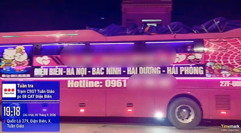 Hàng hóa xếp đầy trên nóc phương tiện, tiềm ẩn nguy hiểm khi tham gia giao thông. (Ảnh: CÔNG AN ĐIỆN BIÊN)