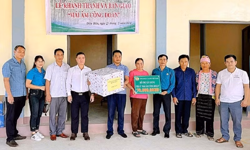 Ông Nguyễn Công Tám, Chủ tịch Hội đồng quản trị cùng lãnh đạo Công ty Cổ phần Cao-su Điện Biên trao kinh phí hỗ trợ công nhân làm nhà ở "Mái ấm công đoàn". 