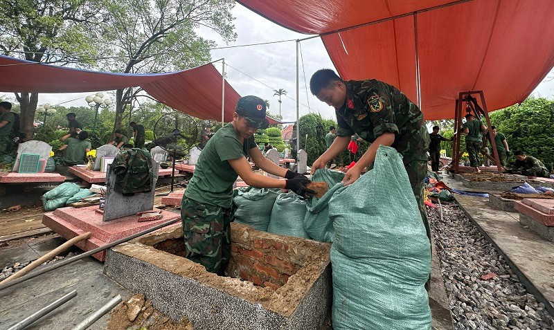 Chiến sĩ Bộ Chỉ huy Qu&acirc;n sự tỉnh Điện Bi&ecirc;n thực hiện khai quật phục vụ lấy mẫu h&agrave;i cốt liệt sĩ tại Nghĩa trang liệt sĩ Độc Lập. (Ảnh: L&Ecirc; LAN)