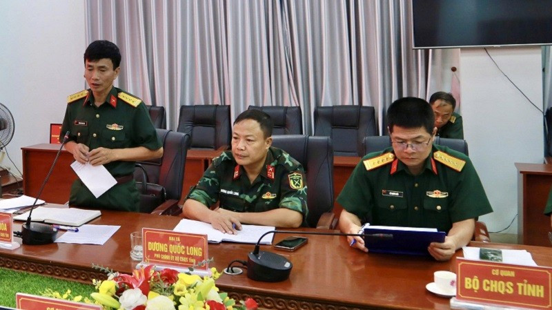 Đại t&aacute; Vương Đ&igrave;nh H&ograve;a, Ch&iacute;nh ủy Bộ Chỉ huy Qu&acirc;n sự tỉnh Điện Bi&ecirc;n b&aacute;o c&aacute;o Thiếu tướng Nguyễn Ngọc Ng&acirc;n v&agrave; đo&agrave;n c&ocirc;ng t&aacute;c tiến độ thực hiện Chiến dịch 500 ng&agrave;y đ&ecirc;m của tỉnh Điện Bi&ecirc;n. (Ảnh: L&Ecirc; LAN)