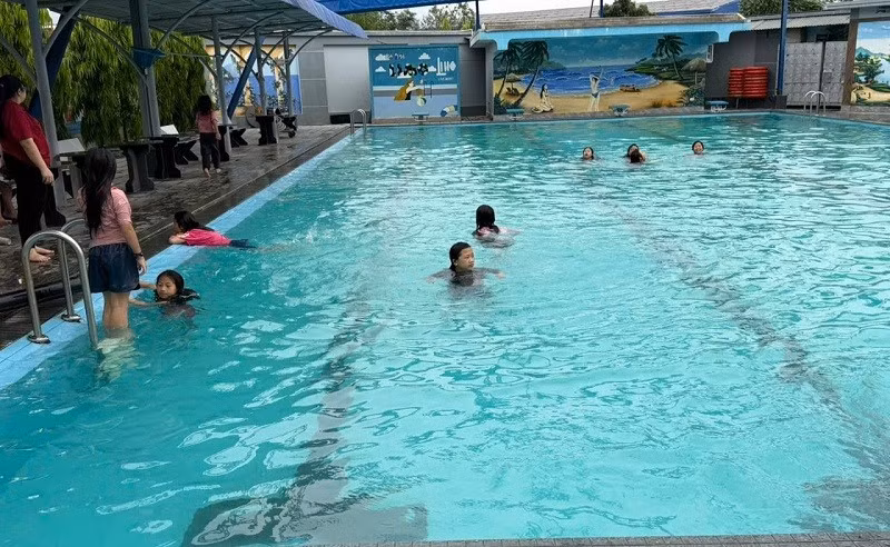 Với rất nhiều cháu thì bể bơi là "sân chơi" mới lần đầu các cháu được trải nghiệm.