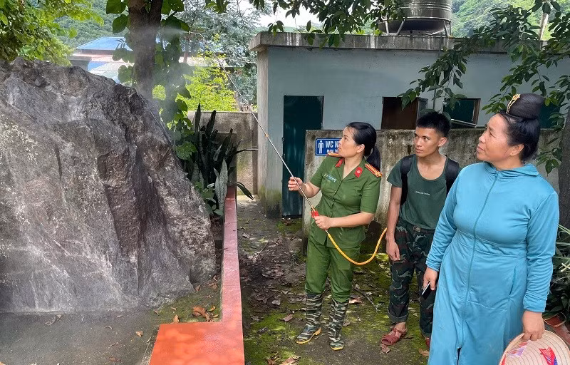can-bo-hoi-vien-hoi-phu-nu-cong-an-dien-bien-huong-dan-nhan-dan-phun-thuoc-khu-khuan-bang-che-pham-sinh-hoc.jpg