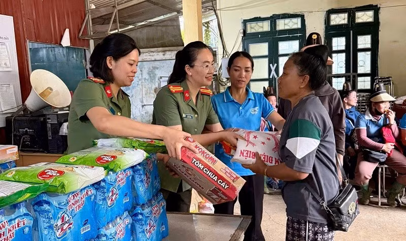 can-bo-hoi-vien-hoi-phu-nu-cong-an-dien-bien-trao-cac-nhu-yeu-pham-cho-nhan-dan-bu-thiet-hai-do-mua-lu.jpg