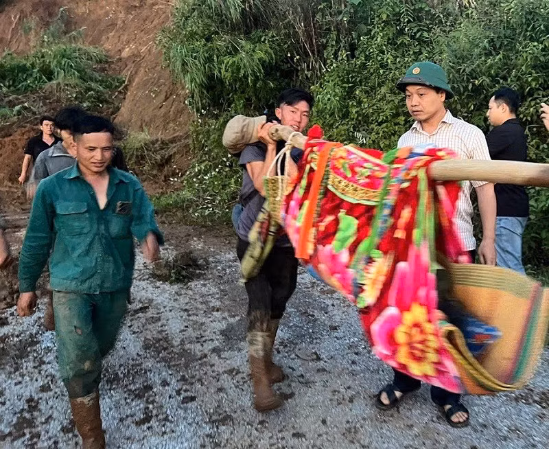 Đồng chí Trần Tiến Dũng, Phó Bí thư Tỉnh ủy Điện Biên thăm, động viên người bị nạn do lở đất đang được các lực lượng đưa đi cấp cứu. 