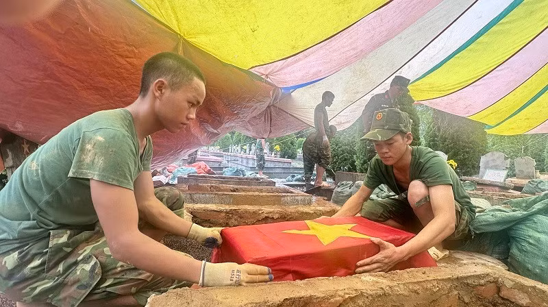 Sau khi hoàn thành lấy mẫu, các chiến sĩ thuộc Đội công tác lấy mẫu của Bộ chỉ huy quân sự tỉnh Điện Biên lại cẩn thận thực hiện công đoạn hoàn nguyên. 