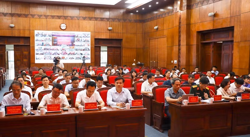 Đại biểu dự hội nghị sơ kết 1 năm vận hành bộ máy của hệ thống chính trị và chính quyền địa phương hai cấp tại đầu cầu trung tâm tỉnh Điện Biên.
