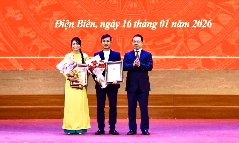 Đồng chí Trần Tiến Dũng, Bí thư Tỉnh ủy Điện Biên trao Giải A - Giải Búa liềm vàng tỉnh Điện Biên lần thứ 10 cho phóng viên Đào Phương (đại diện nhóm tác giả) và phóng viên Võ Văn Tâm thuộc cơ quan Báo và Phát thanh, Truyền hình tỉnh Điện Biên. (Ảnh: VĂN QUYẾT)