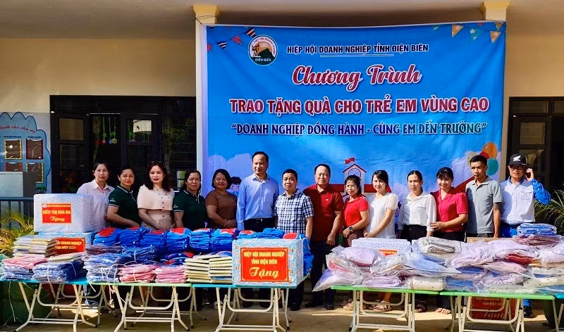 Đại diện lãnh đạo Hiệp hội Doanh nghiệp tỉnh Điện Biên trao quà hỗ trợ học sinh, giáo viên tại xã Na Son - địa bàn bị thiệt hại nặng nề do lũ quét, lở đất vào đầu tháng 8/2025.