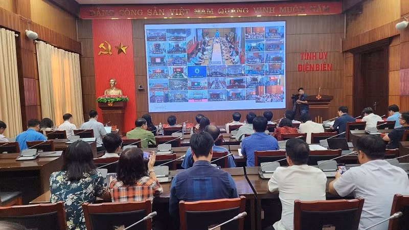 Đại biểu dự hội tại điểm cầu trung tâm thuộc Tỉnh ủy Điện Biên. 