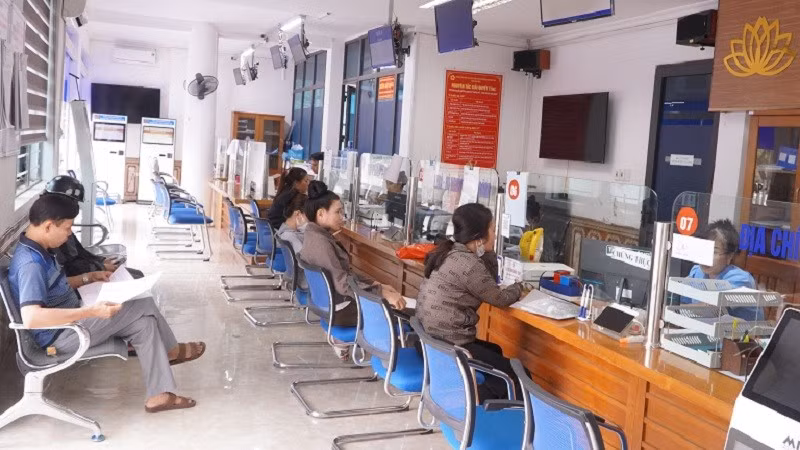 Cán bộ Trung tâm phục vụ hành chính công phường Điện Biên Phủ tiếp nhận yêu cầu giải quyết thủ tục hành chính của nhân dân. 