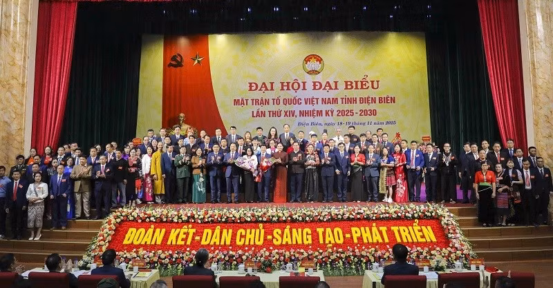 Các đồng chí được hiệp thương cử tham gia Ủy ban Mặt trận Tổ quốc Việt Nam tỉnh Điện Biên khóa 14, nhiệm kỳ 2025-2030, ra mắt Đại hội.