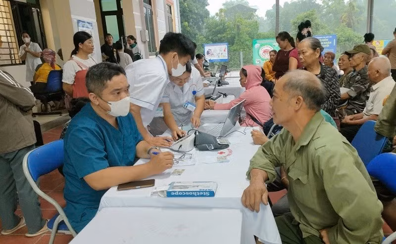 Cán bộ y tế Điện Biên khám, tư vấn điều trị cho người dân xã Mường Mùn. 