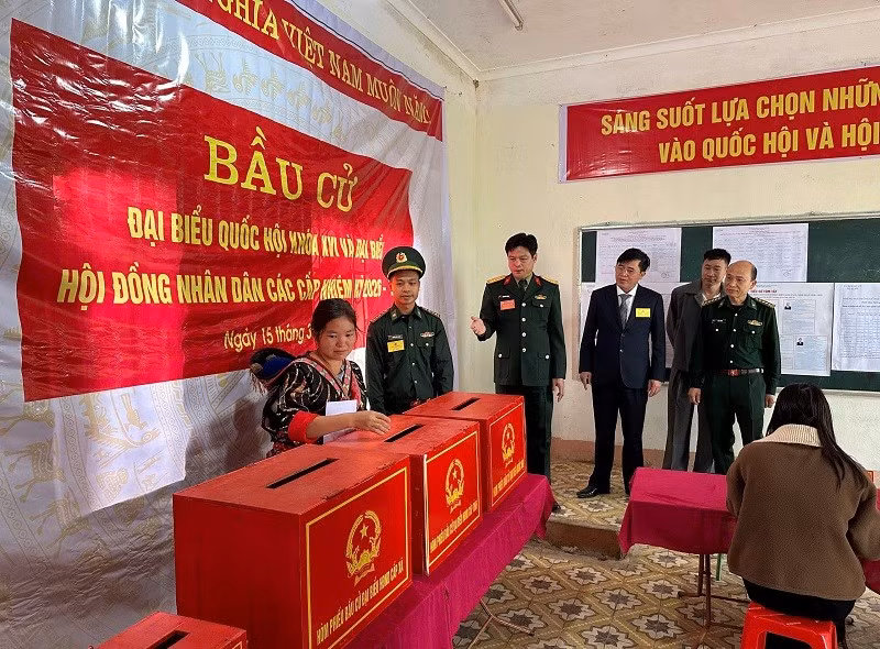 Đại tá Trịnh Đức Thiêm, Chỉ huy trưởng Bộ Chỉ huy Quân sự tỉnh Điện Biên trực tiếp bầu cử và động viên cử tri xã Nà Hỳ tại điểm bầu cử ở trung tâm xã. Ảnh: ĐỨC HẠNH