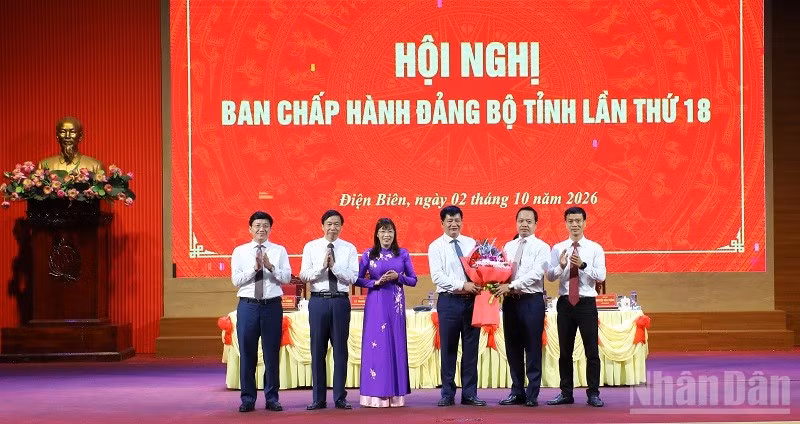 Đồng chí Trần Tiến Dũng, Ủy viên Trung ương Đảng, Bí thư Tỉnh ủy Điện Biên cùng các đồng chí Thường trực Tỉnh ủy tặng hoa, chúc mừng đồng chí Lê Thành Đô được chỉ định Bí thư Đảng ủy Hội đồng nhân dân tỉnh, nhiệm kỳ 2025-2030. (Ảnh: LÊ LAN)
