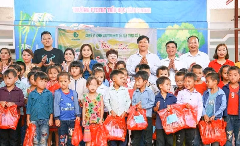 Ông Bùi Đức Giang cùng các thành viên Hiệp hội Doanh nghiệp tỉnh Điện Biên trao quà tặng học sinh nghèo xã Nà Hỳ, tỉnh Điện Biên. (Ảnh: LÊ LAN)
