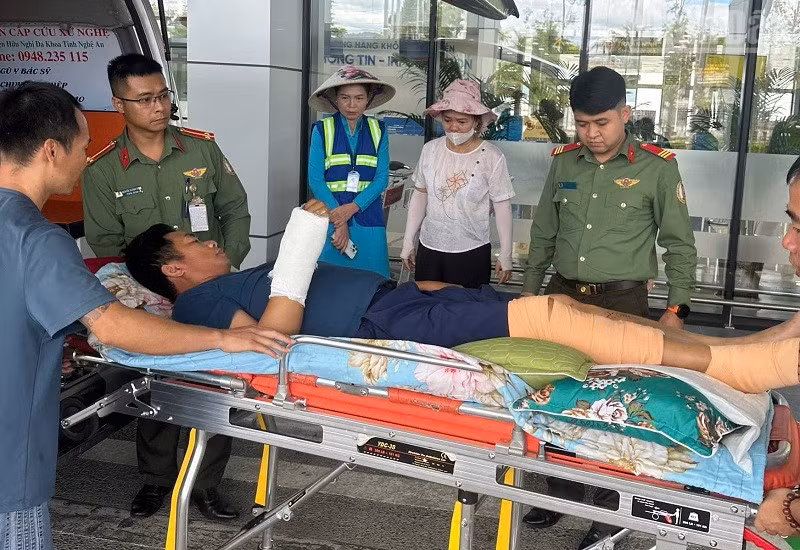 Lực lượng an ninh hàng không tại Điện Biên phối hợp vận chuyển bệnh nhân đến điểm kiểm tra. (Ảnh: LÊ LAN)
