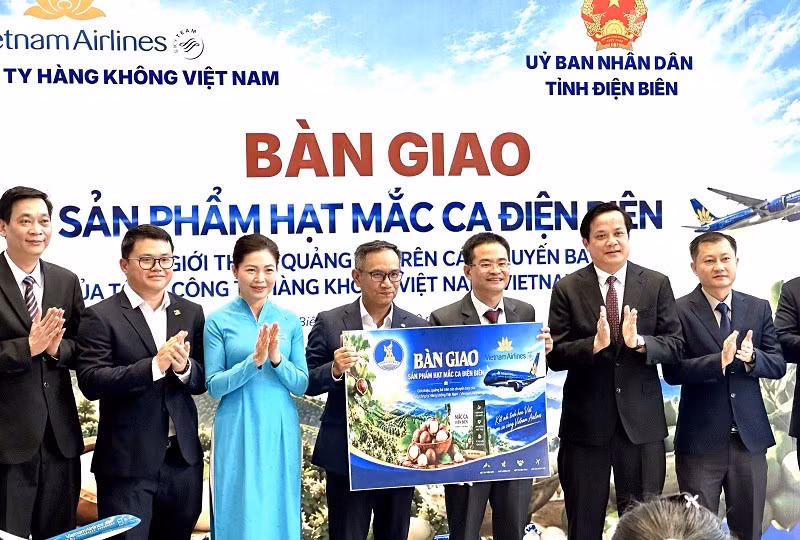 Đồng chí Lò Văn Cương, Phó Chủ tịch Ủy ban nhân dân tỉnh Điện Biên cùng đại diện lãnh đạo các sở, ngành địa phương chứng kiến lễ bàn giao sản phẩm nhân hạt mắc-ca Điện Biên cho Tổng Công ty Hàng không Việt Nam. (Ảnh: LÊ LAN)