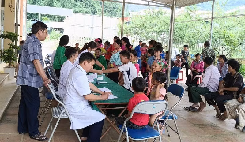Cán bộ y tế Điện Biên khám bệnh miễn phí cho nhân dân tại điểm trạm y tế Lao Xả Phình, xã Sín Chải.