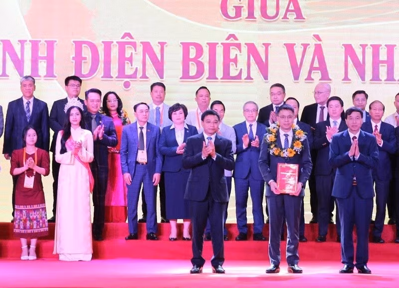 Phó Thủ tướng Chính phủ Nguyễn Văn Thắng cùng đồng chí Lê Văn Lương, Chủ tịch Ủy ban nhân dân tỉnh Điện Biên chúc mừng nhà đầu tư đã ký kết hợp tác đầu tư với Điện Biên.