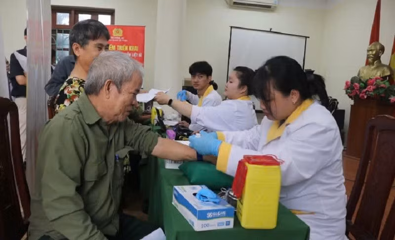 Công an Điện Biên và các đơn vị lấy mẫu ADN của thân nhân liệt sĩ. (Ảnh: Công an Điện Biên)