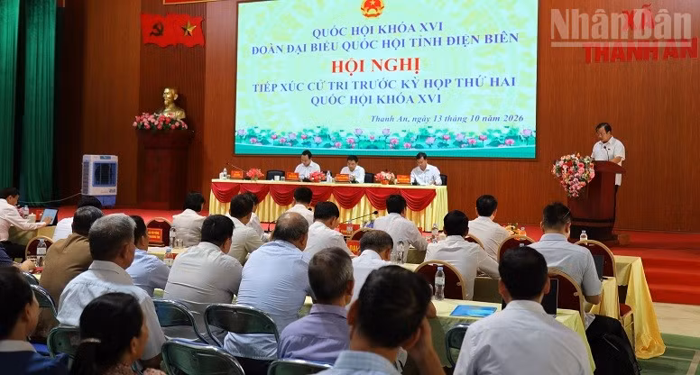 Phó Thủ tướng Chính phủ Nguyễn Văn Thắng và các đại biểu Quốc hội thuộc Đoàn đại biểu Quốc hội tỉnh Điện Biên tiếp xúc cử tri xã Thanh An. (Ảnh: LÊ LAN)