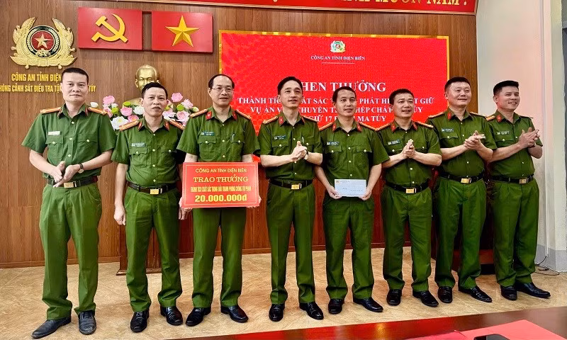 Đại tá Đỗ Ngọc Minh, Phó Giám đốc Công an tỉnh Điện Biên chúc mừng cán bộ, chiến sĩ Phòng Cảnh sát điều tra tội phạm về ma túy đã phối hợp các lực lượng phá thành công chuyên án ma túy lớn. (Ảnh: TUẤN TRANG)