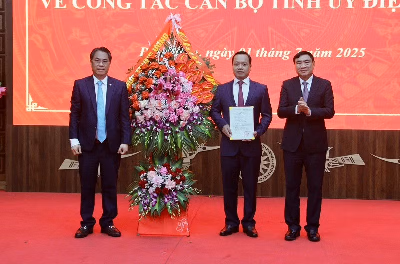 Đồng chí Phan Thăng An, Phó Trưởng ban Tổ chức Trung ương và đồng chí Trần Quốc Cường, Bí thư Tỉnh ủy Điện Biên trao quyết định, tặng hoa chúc mừng đồng chí Trần Tiến Dũng được điều động, giữ chức vụ Phó Bí thư Tỉnh ủy Điện Biên.