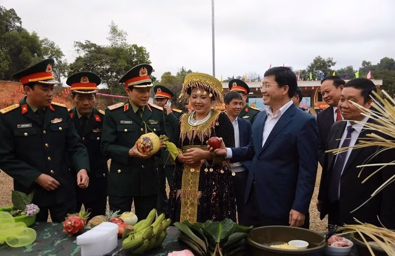 Các đồng chí lãnh đạo tỉnh Điện Biên, lãnh đạo Quân khu 2, Bộ Chỉ huy Quân sự tỉnh Điện Biên tham quan các gian hàng giới thiệu sản phẩm nông nghiệp của xã Na Son và các xã lân cận. (Ảnh: TRẦN DŨNG)