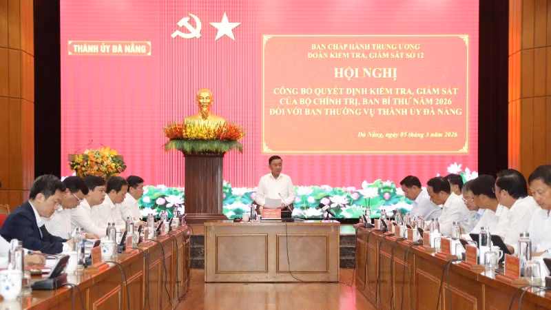 Đồng chí Trần Cẩm Tú, Ủy viên Bộ Chính trị, Thường trực Ban Bí thư phát biểu chỉ đạo tại hội nghị triển khai Quyết định kiểm tra, giám sát đối với Ban Thường vụ Thành ủy Đà Nẵng.