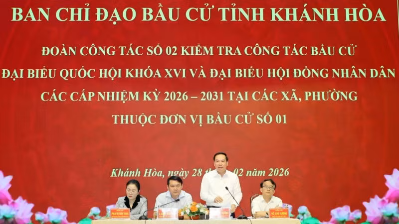 Đồng chí Hồ Xuân Trường, Ủy viên dự khuyết Trung ương Đảng, Phó Bí thư Thường trực Tỉnh ủy, Phó Trưởng Ban Chỉ đạo bầu cử tỉnh Khánh Hòa phát biểu tại buổi làm việc với các xã, phường về công tác chuẩn bị bầu cử.