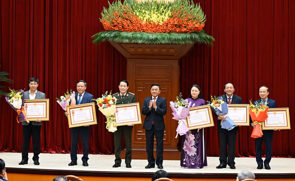 Thường trực Ban Bí thư Trần Cẩm Tú trao Huân chương Lao động hạng Nhất tặng các đơn vị có thành tích xuất sắc trong công tác tham mưu, tổ chức, phục vụ Đại hội XIV của Đảng. (Ảnh: DUY LINH)
